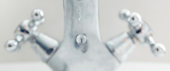 Odwrócona osmoza z mineralizatorem kropla wody z kranu